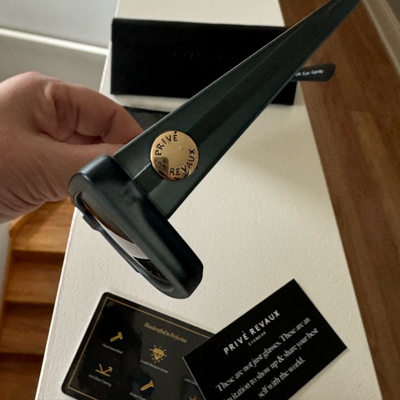 Brand new”Prive Revaux”Unisex sunglasses.(Case,washcloth included).Color-black🖤 - Picture 13 of 16